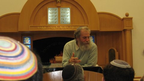 הרב יואל בן נון מלמד בבית מדרש לתנך